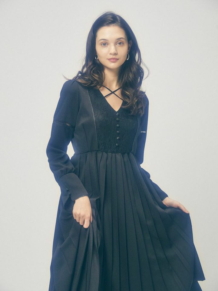 THE CROSS RIBBON PLEATS DRESS