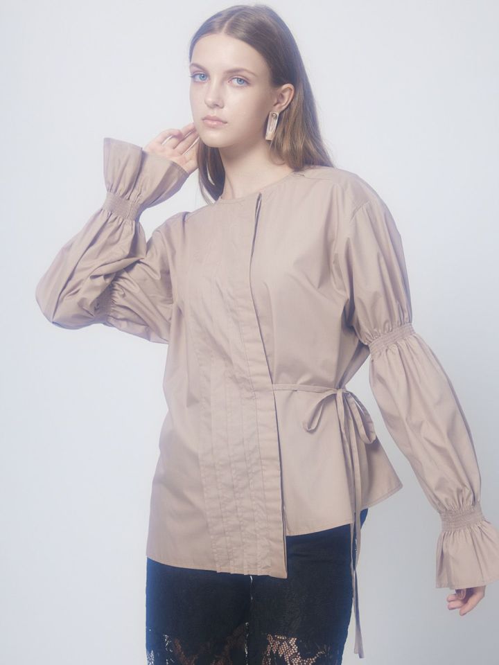 THE ASYMMETRY SHIRRING SLEEVE SHIRT